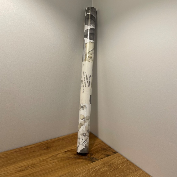 RoomMates Peel and Stick Wallpaper Watercolor Floral Bouquet RMK12030WP NEW - Picture 2 of 10